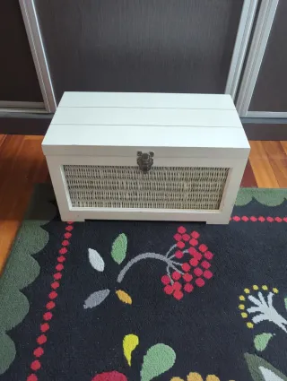 Baúl blanco con mimbre