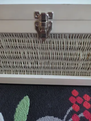 Baúl blanco con mimbre