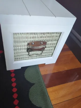 Baúl blanco con mimbre