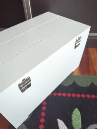 Baúl blanco con mimbre