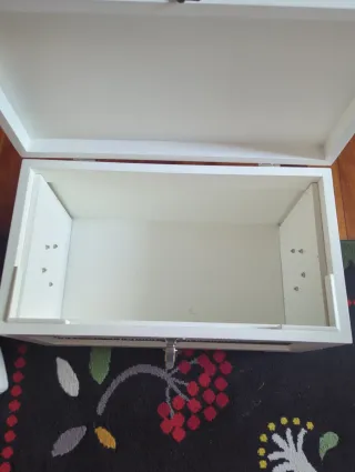 Baúl blanco con mimbre