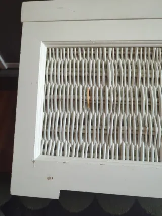 Baúl blanco con mimbre