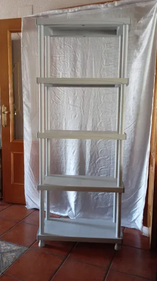 Estantería de resina gris y blanca