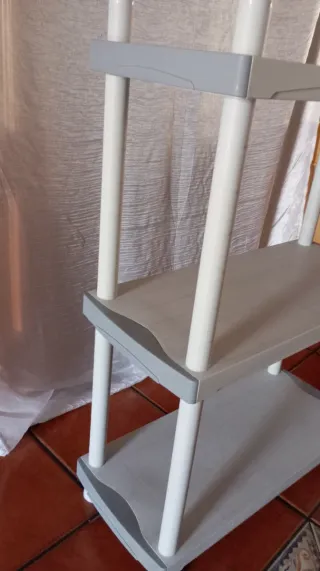 Estantería de resina gris y blanca