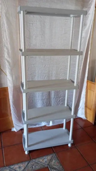 Estantería de resina gris y blanca