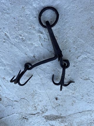 Antico gancio doppio in ferro battuto