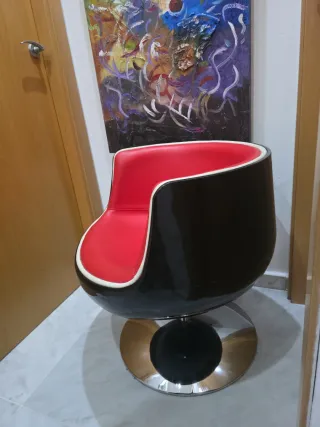 Poltrona girevole retrò in pelle nera e rossa