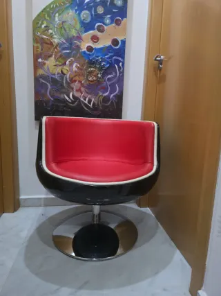 Poltrona girevole retrò in pelle nera e rossa