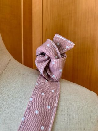 Riñonera artesanal cuadros blanco y rosa