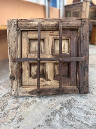 Ventana antigua madera con barrotes