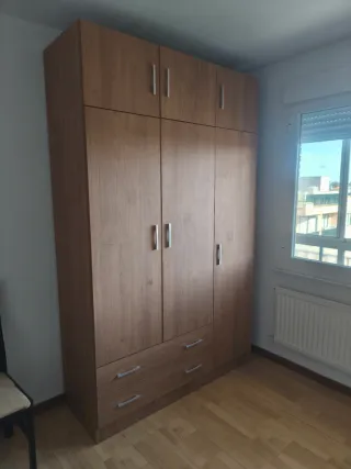 Armario de madera marrón