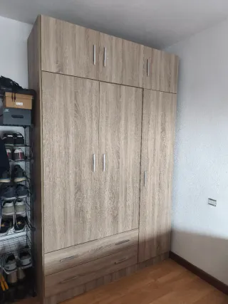 Armario de madera marrón