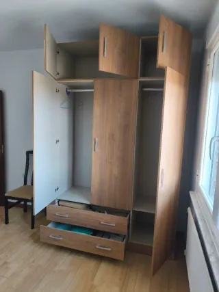 Armario de madera marrón