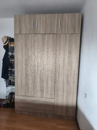 Armario de madera marrón