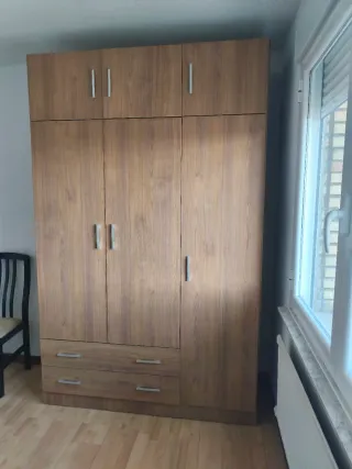 Armario de madera marrón