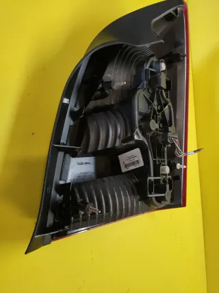 PILOTO TRASERO IZQUIERDO NISSAN PRIMERA P12 4P