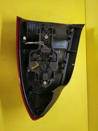 PILOTO TRASERO IZQUIERDO NISSAN PRIMERA P12 4P