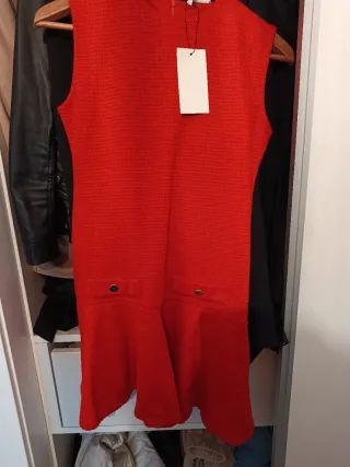 Vestido rojo con volante , sin mangas .sin usar