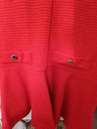 Vestido rojo con volante , sin mangas .sin usar