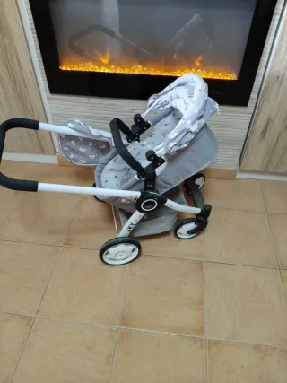 Carrito de bebé de juguete. Sky