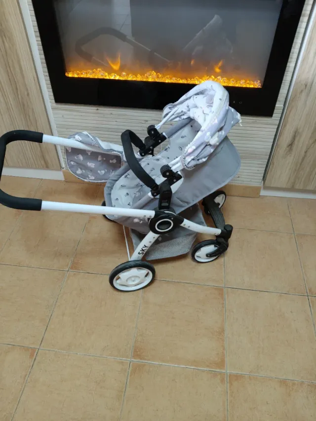 Carrito de bebé de juguete. Sky