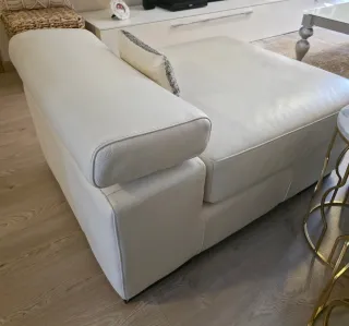 Puff de piel blanco.