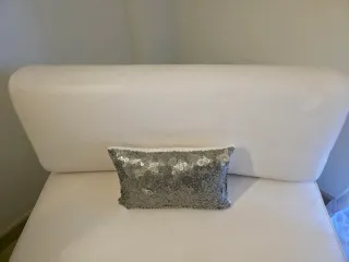 Puff de piel blanco.