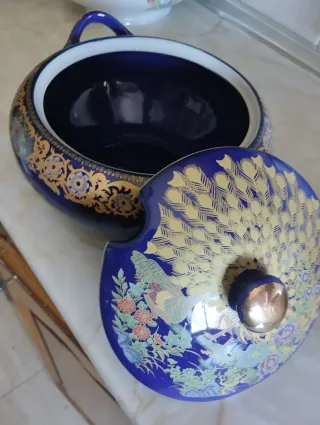Sopera de cerámica azul y dorada
