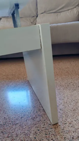 Mesita elevable blanca para salón