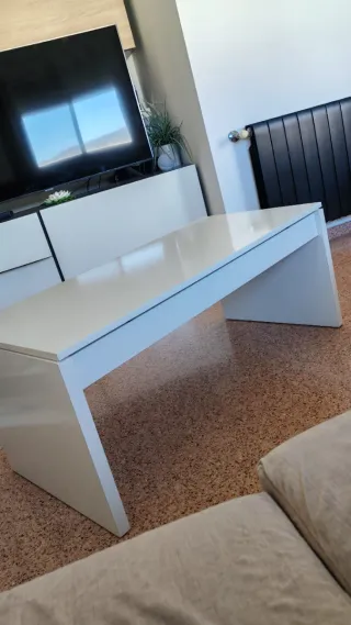 Mesita elevable blanca para salón