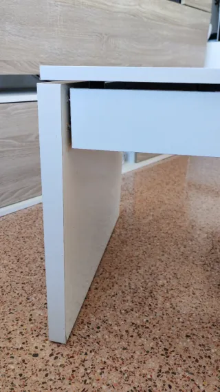 Mesita elevable blanca para salón