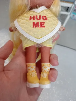 Bambola Na Na Na Surprise hug me