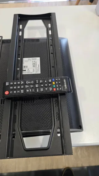 TV Samsung 24” + Soporte Pared