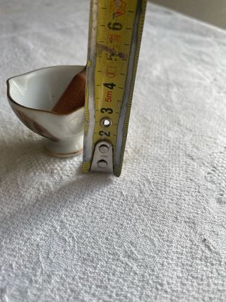 Mortero miniatura vintage con mano