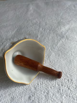 Mortero miniatura vintage con mano