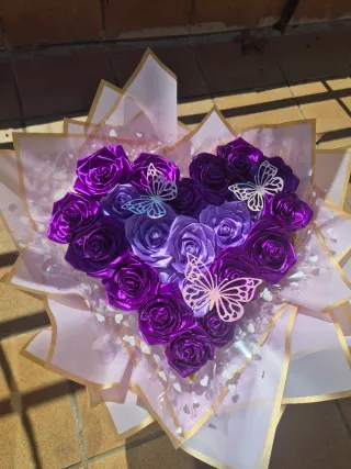 Ramo de rosas satinadas hecho a mano