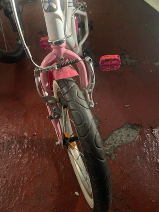 Bicicleta infantil rosa y blanca