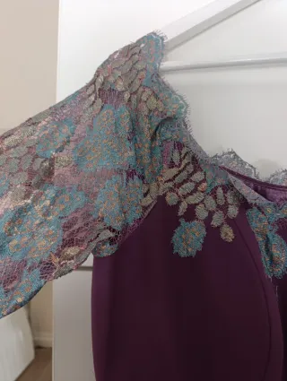 Vestido fiesta morado con encaje