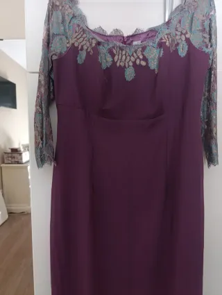 Vestido fiesta morado con encaje