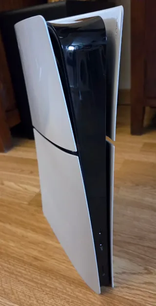 PS5 Digital 1TB + 2 mandos + soporte