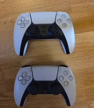 PS5 Digital 1TB + 2 mandos + soporte