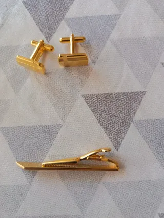 Gemelos y pasador de corbata dorados