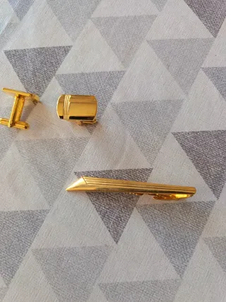 Gemelos y pasador de corbata dorados