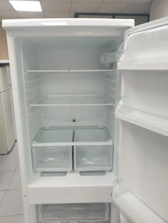 Nevera Indesit 1.74m x 54cm