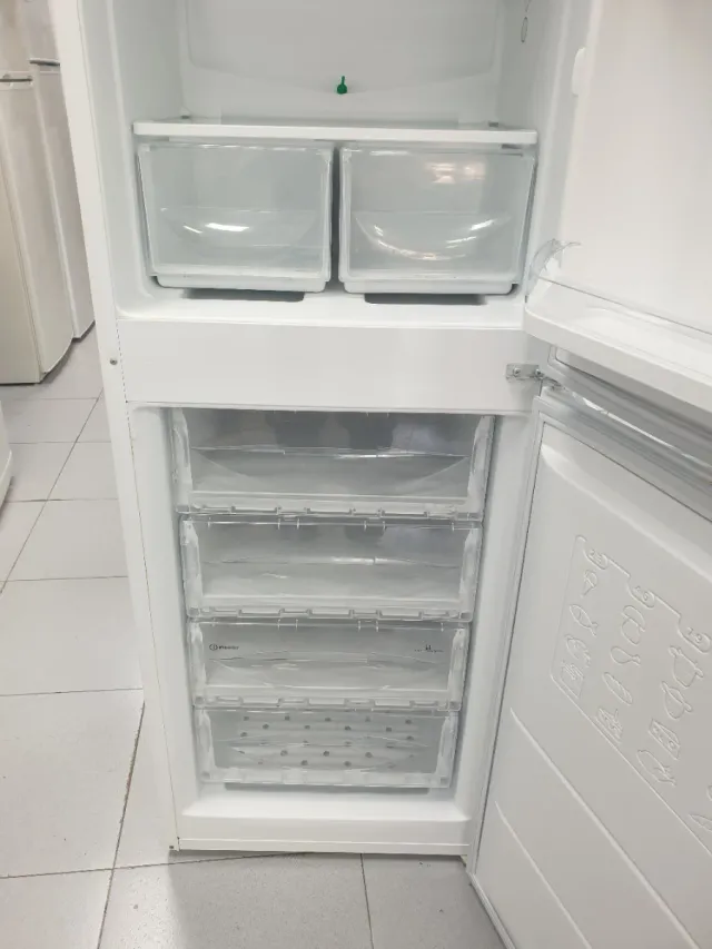 Nevera Indesit 1.74m x 54cm