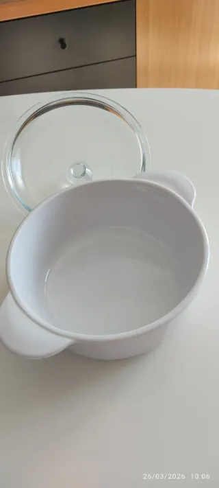 Cazuela de cerámica con tapa de cristal