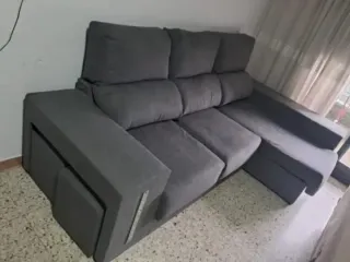 Sofá modular gris con 2 pufs