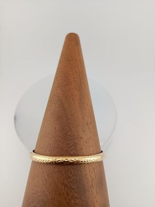 Pulsera dorada con grabado