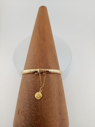 Pulsera dorada con grabado