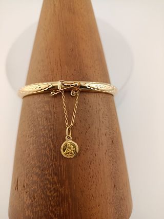 Pulsera dorada con grabado